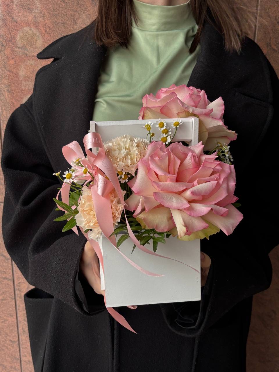 Авторский цветочный комплимент в деревянном кашпо