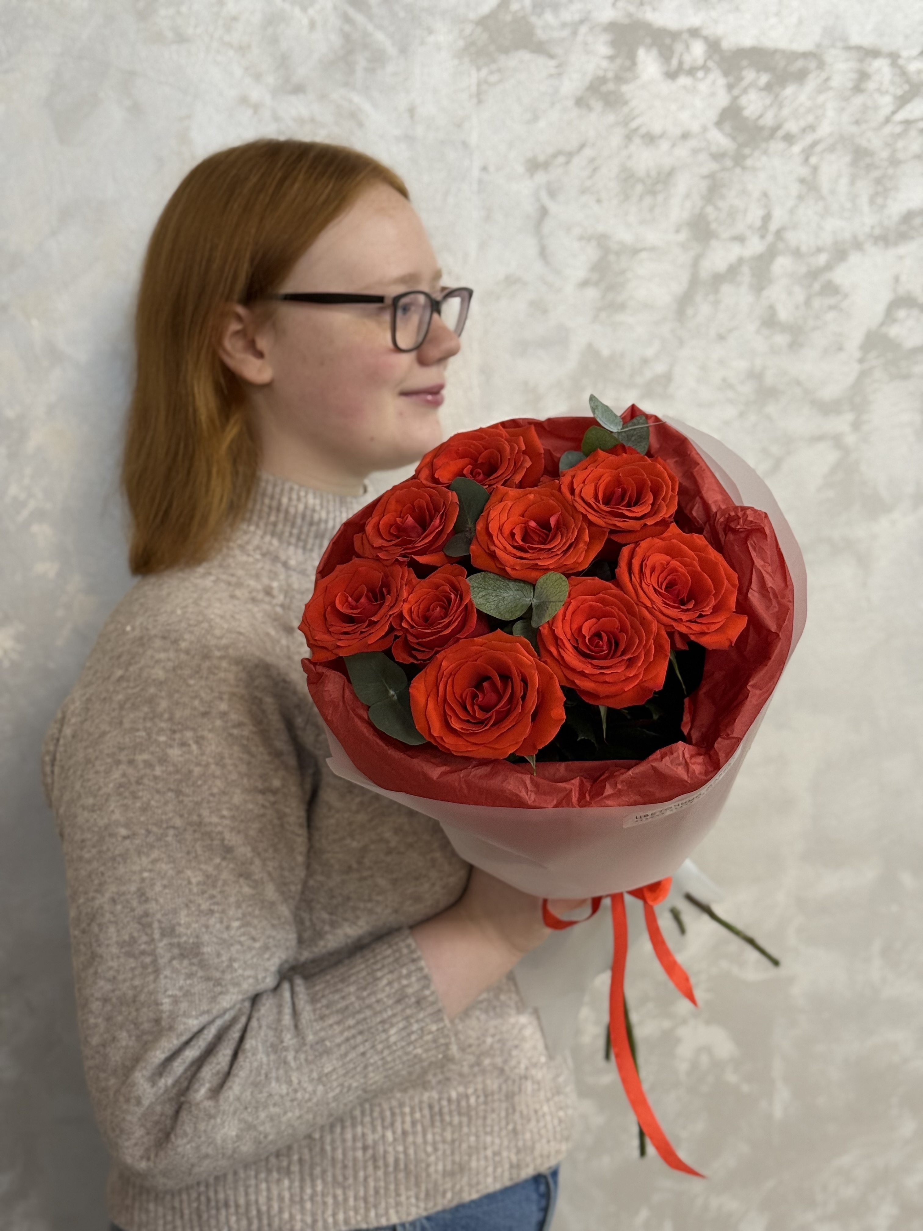 Моно букет из алых роз Нина с эвкалиптом