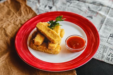 Сырные палочки с сальсой