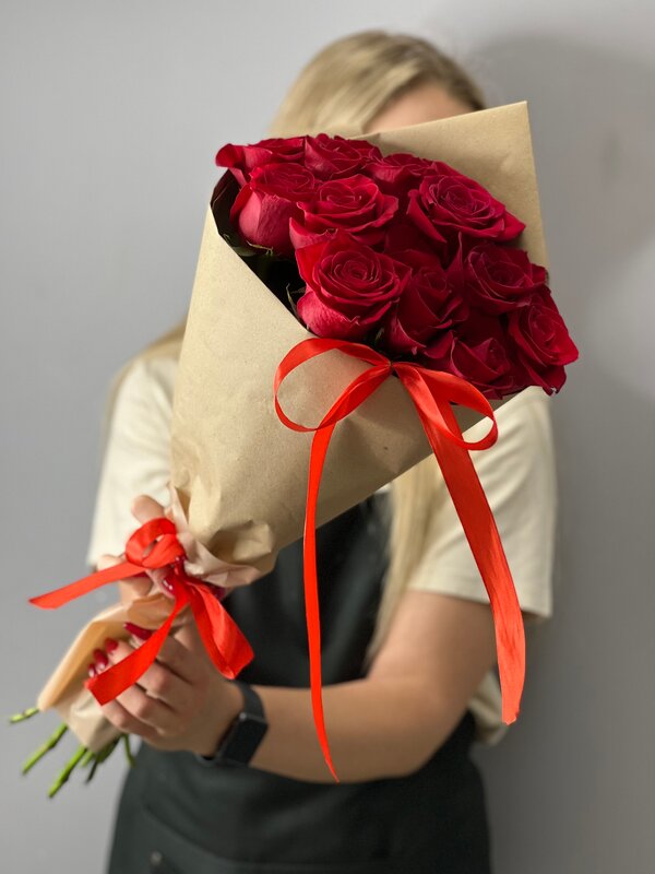 Букет из 11 голландских роз в крафте