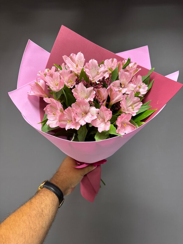 Букет из 5 нежно-розовых альстромерий с лимониумом