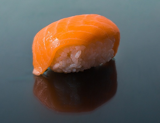 Суши с лососем