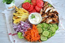 Шаурма с курицей на тарелке
