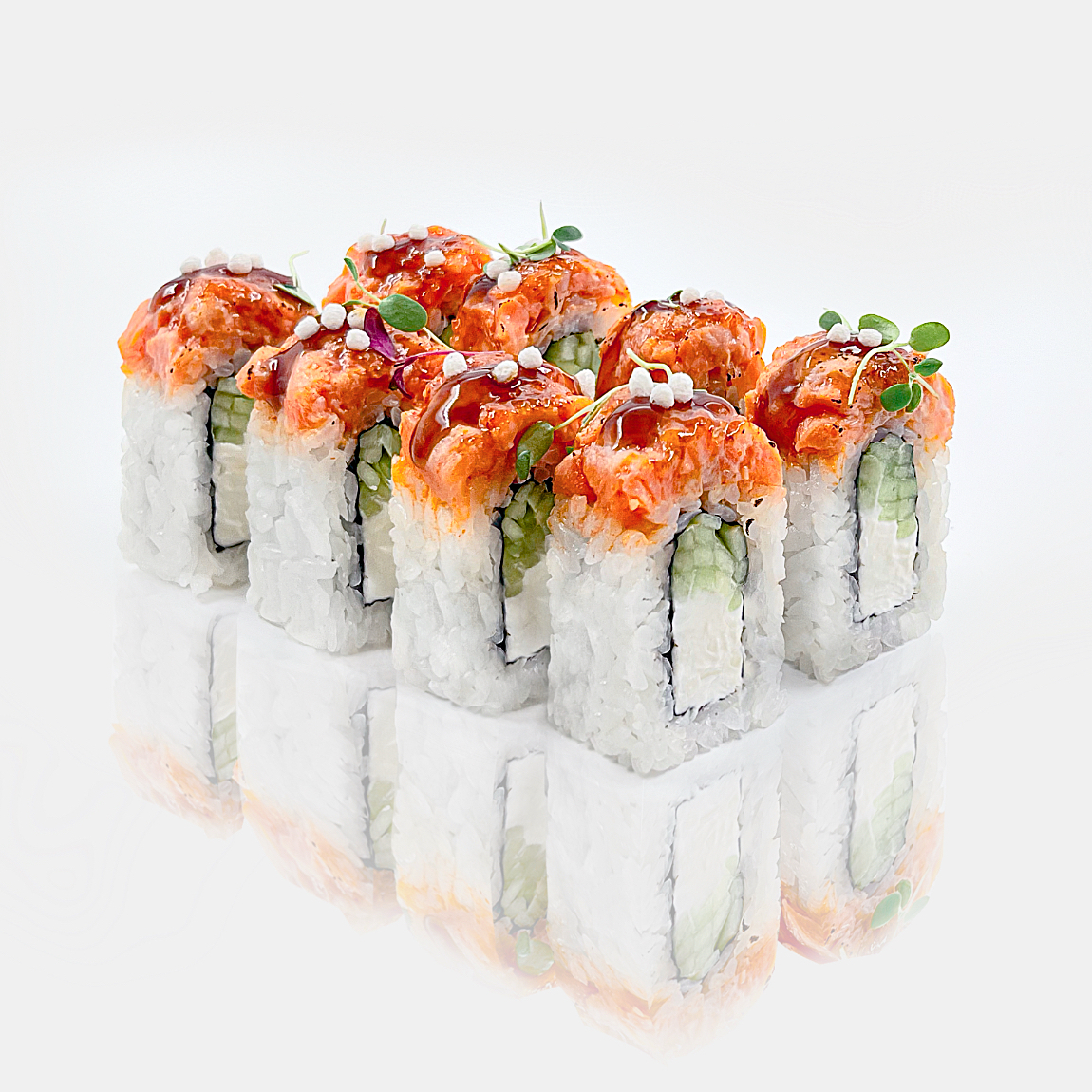 Опаленный ролл с семгой и тростниковой карамелью