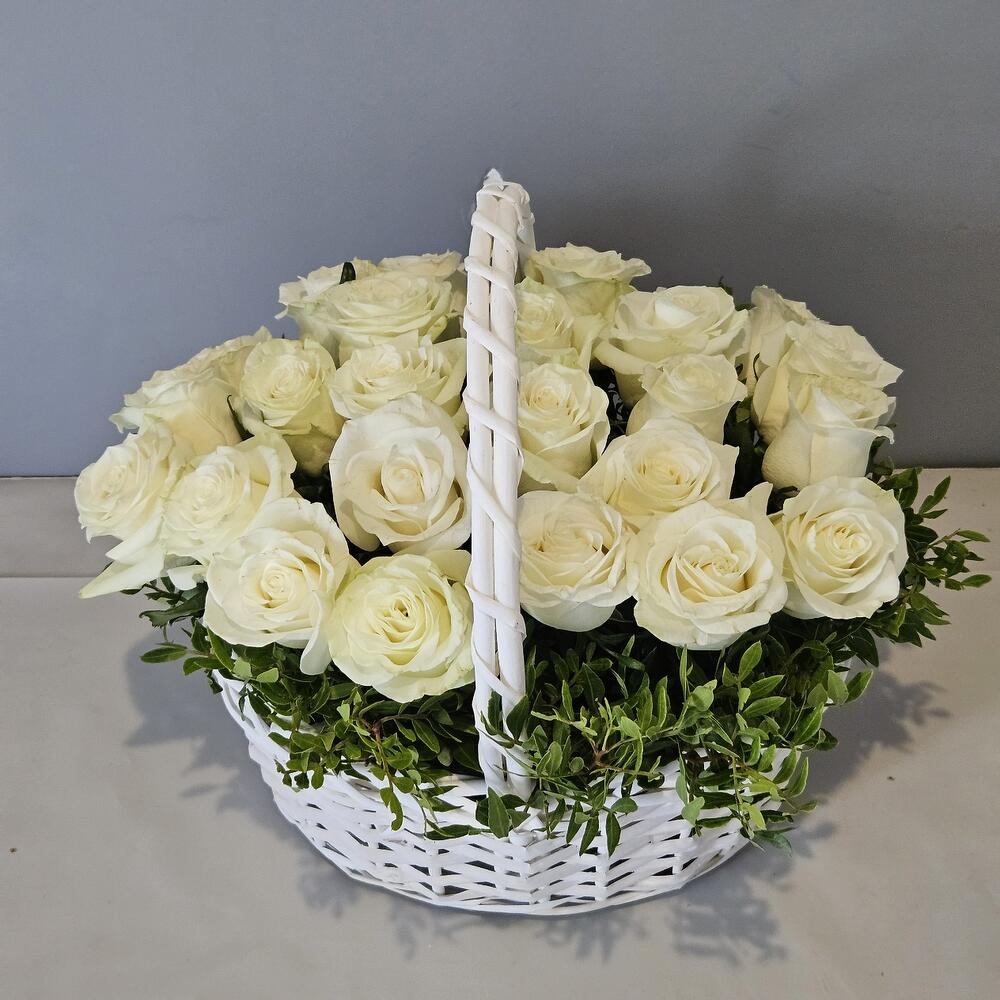 Корзина с белыми розами