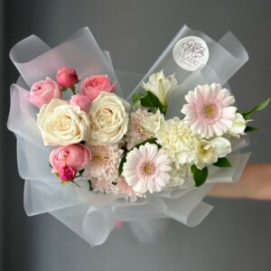 Нежный букет с розой и гермини