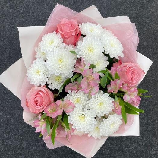 Букет из хризантем и роз