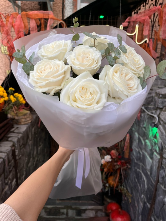 Букет белых роз с эвкалиптом