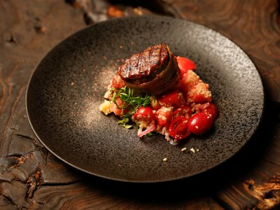 Медальон из говядины с салатом из томатов