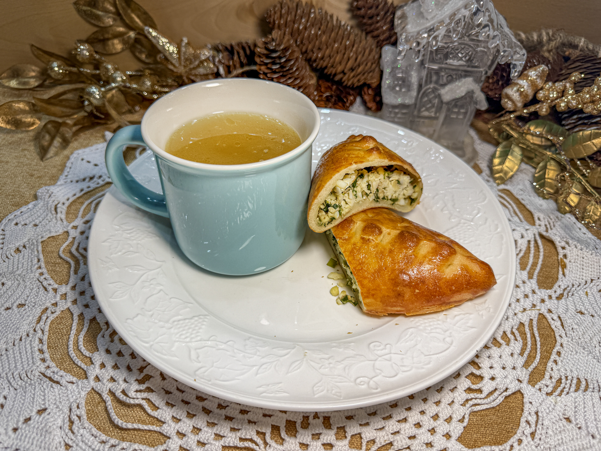 Горячий пирожок с яйцом и зеленым луком, с куриным бульоном