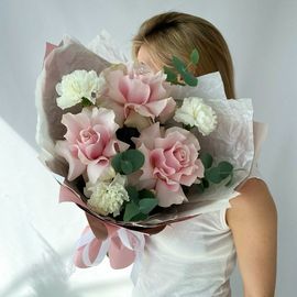 Пинк мондиал с белыми диантусами и эвкалиптом