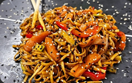 Вок с лососем