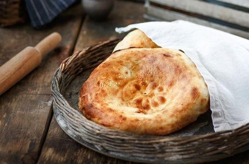 Лепешка на углях с чесночным соусом