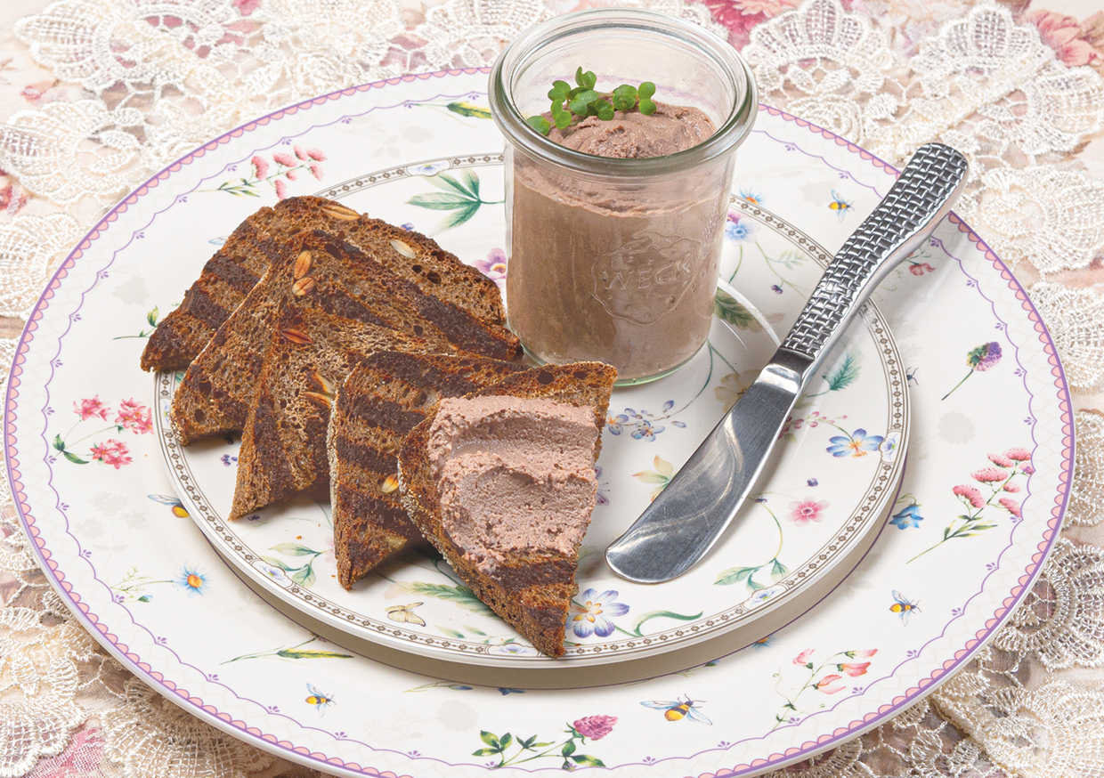 Паштет из куриной печени с яблоками, орехами и гренками