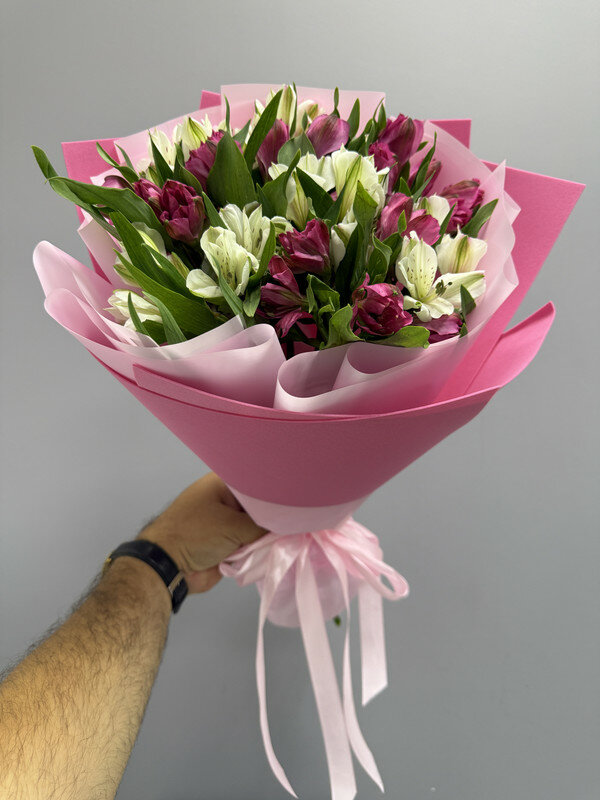 Букет из 11 нежных альстромерий в корейской пленке