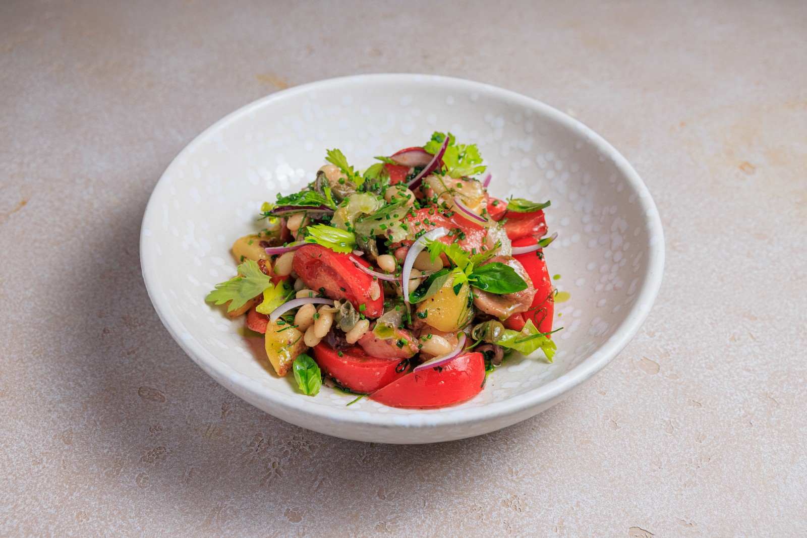 Салат с осьминогом, молодым картофелем и узбекскими томатами