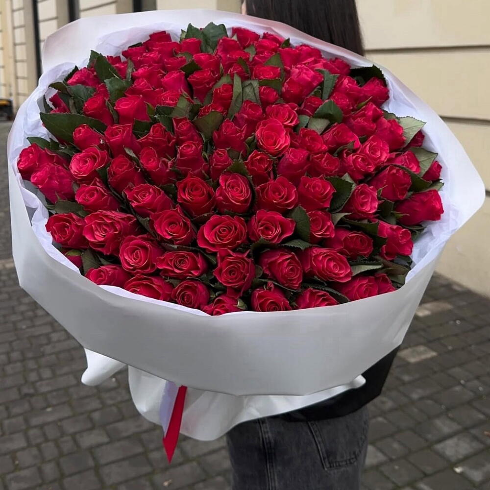 101 Роза красная круглая белая упаковка