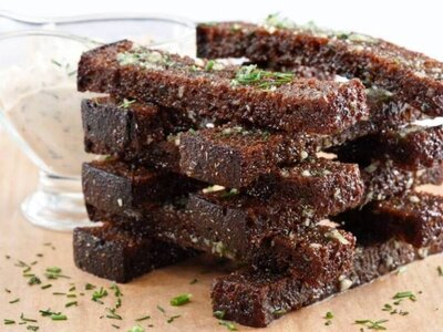 Гренки чесночные с чесночным соусом