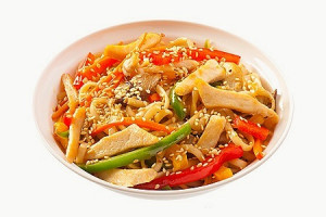 Удон с курицей и овощами