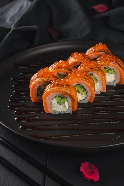 Опаленная Филадельфия с огурцом и икрой лосося