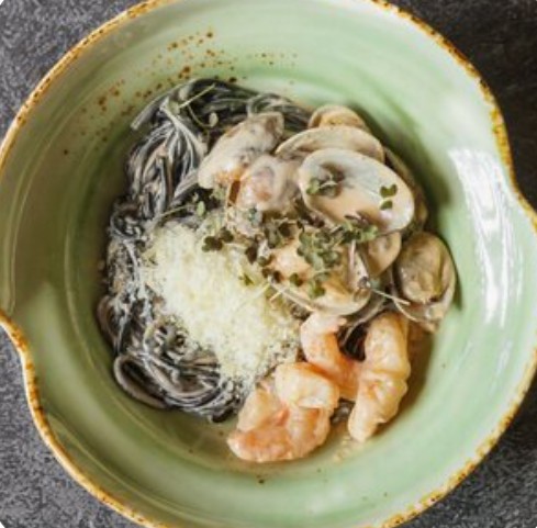 Паста Нерри с мидиями Вонголе и тигровой креветкой