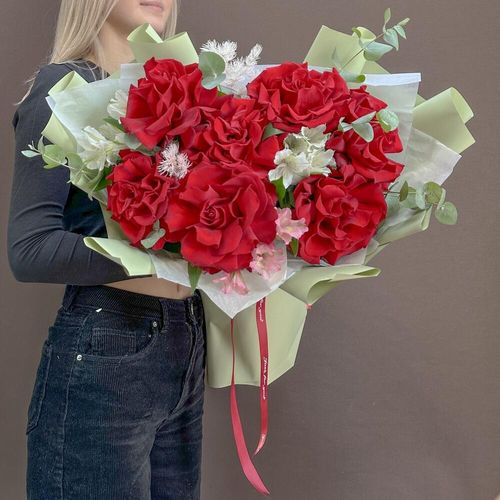 Букет из ажурных роз и альстрамерии