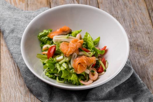 Салат с лососем и морепродуктами
