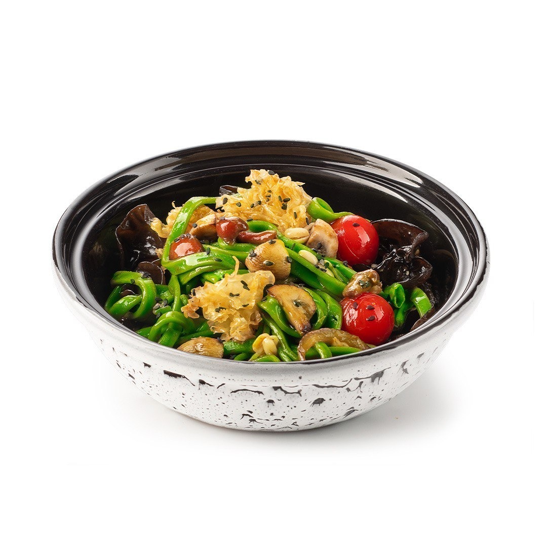 Шпинатная лапша с древесными грибами и шампиньонами