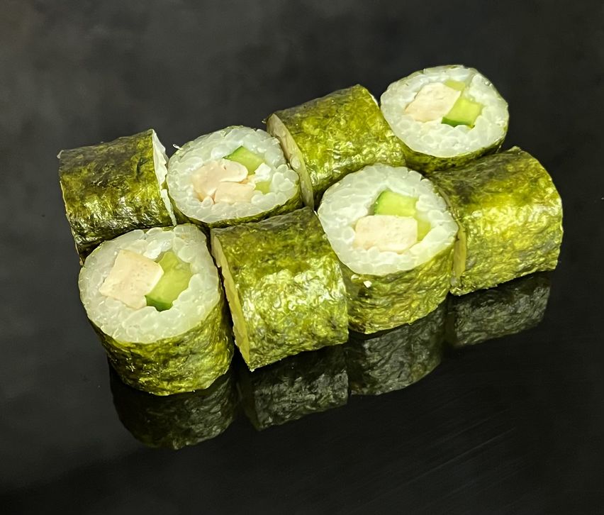 Ролл с копчёной курицей и огурцом