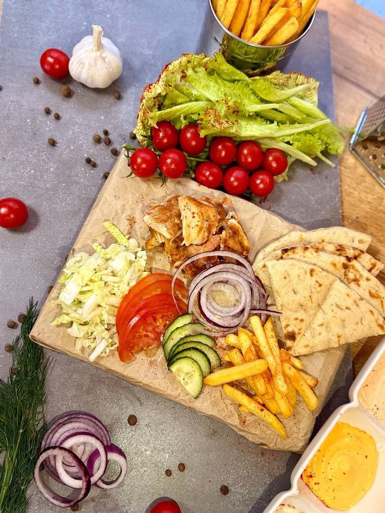 Гиро на тарелке курица