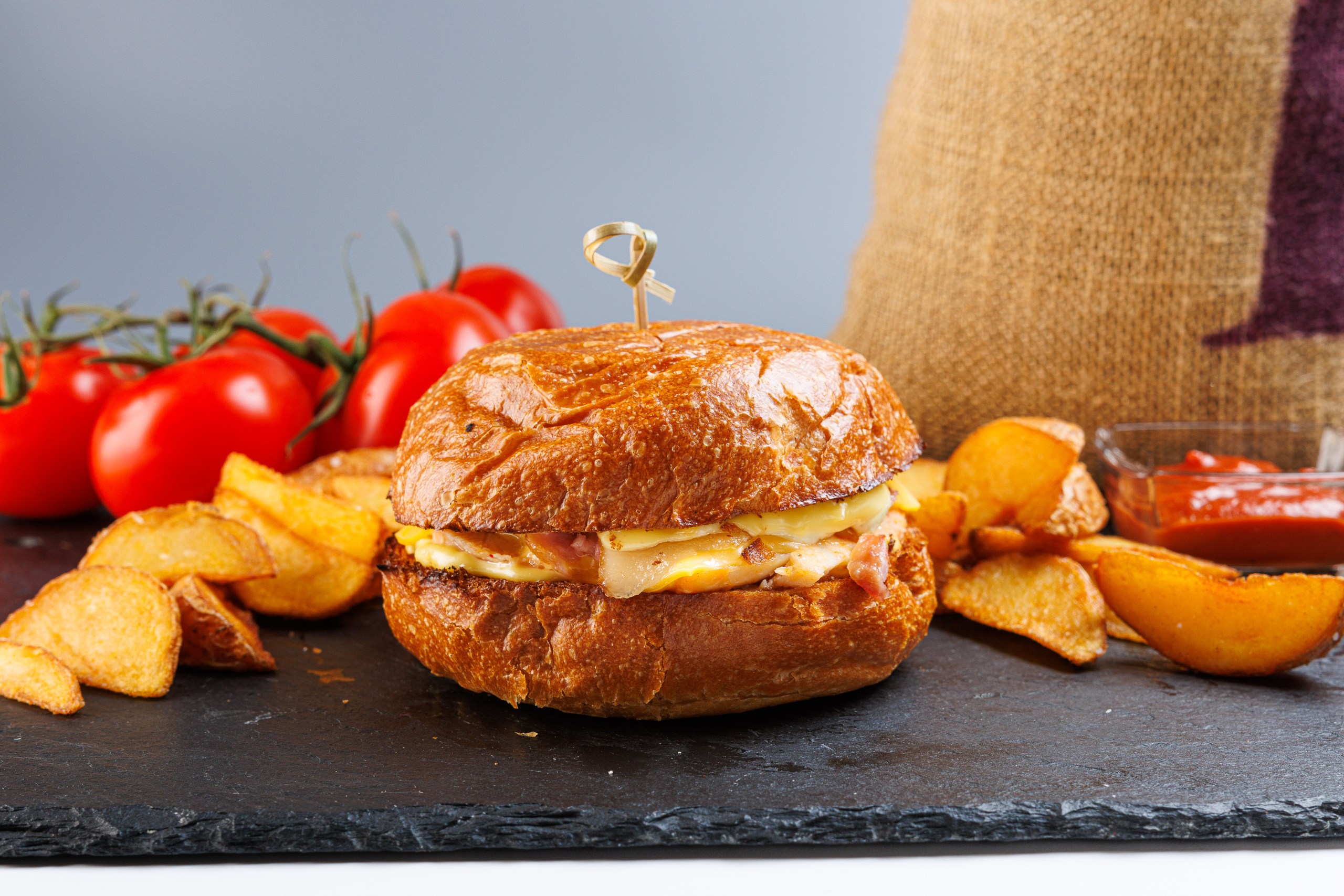 Бургер с курочкой и беконом