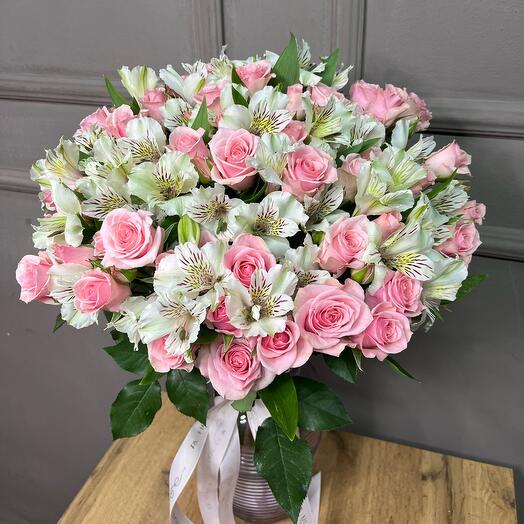 Кустовые розы с альстромериями