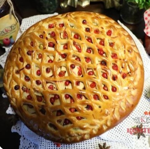 Пирог с брусникой и яблоком 30см