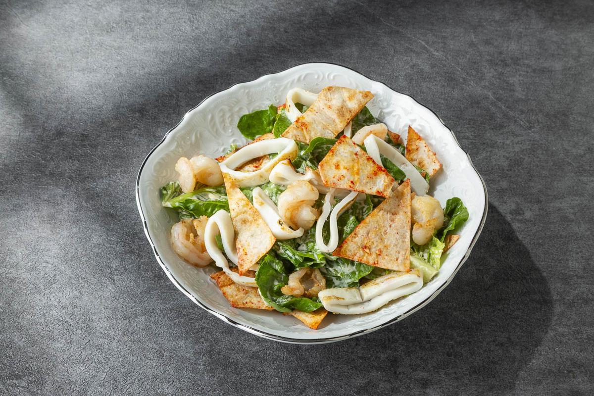 Цезарь с креветкой и кальмаром