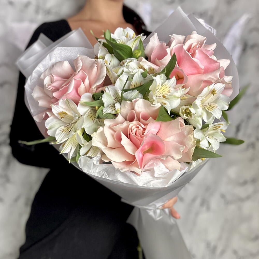 Воздушный букет из белых альстромерий и французских роз 