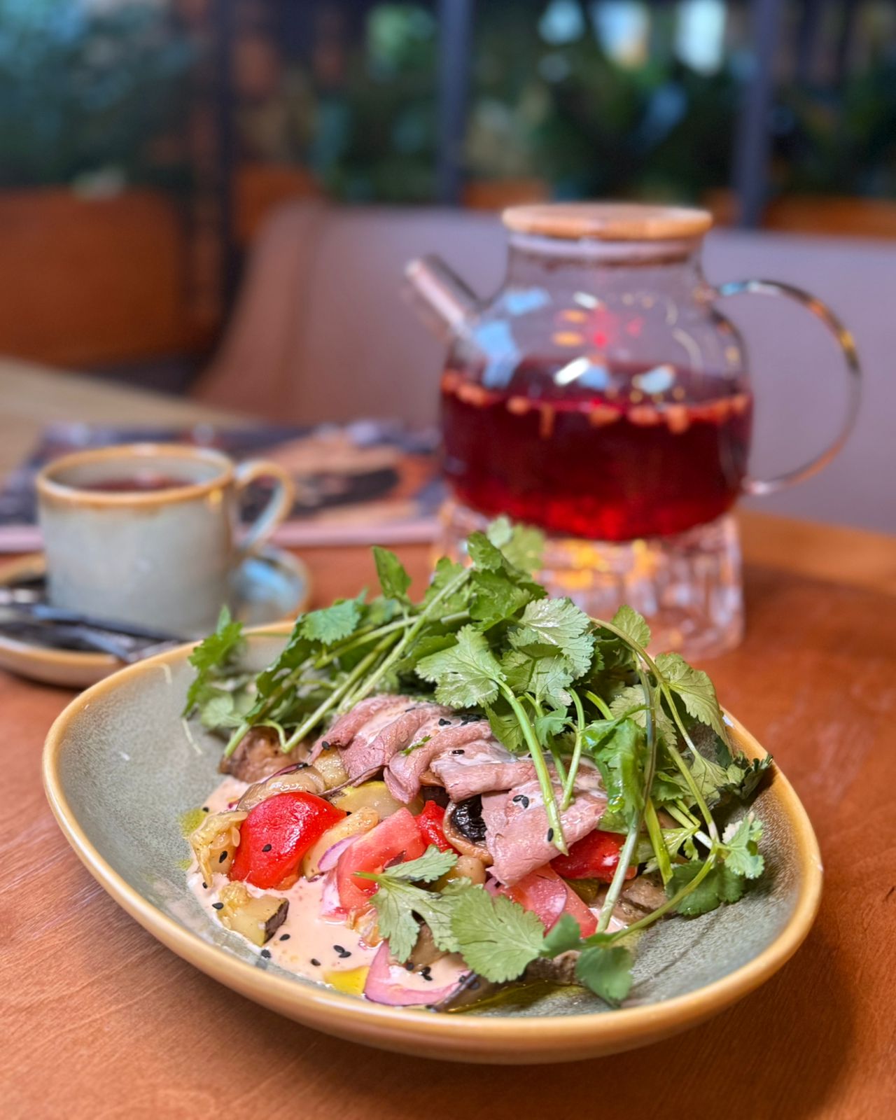 Тёплый салат с говядиной и овощами гриль