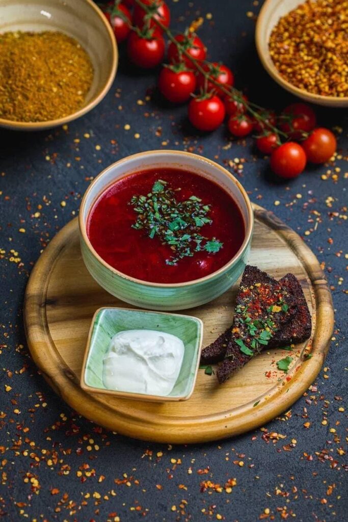Борщ с гренками и со сметаной