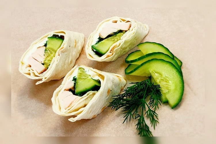 Ролл с огурцом и курицей