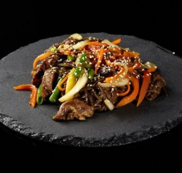 Гречневая лапша с грибами шиитаке и овощи и соус на выбор