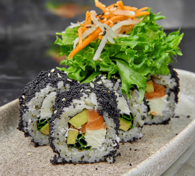 Внутри лосось и авокадо, сверху икра масаго Сыр творожный