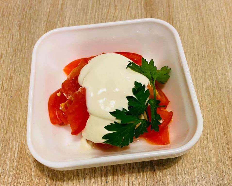 Салат из помидор со сметаной