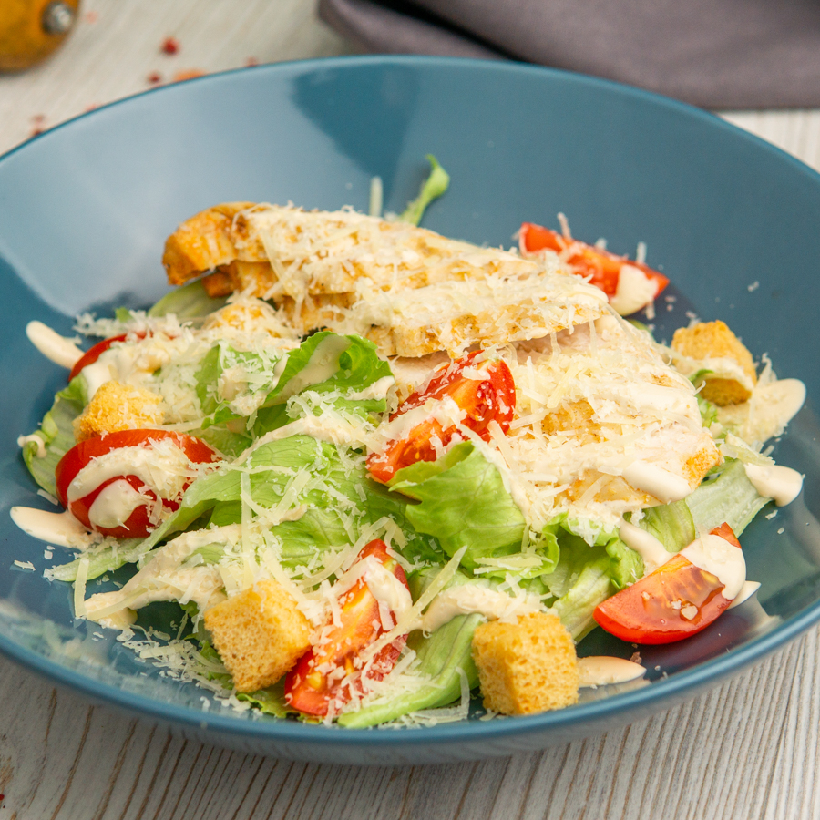 Салат Цезарь с курицей