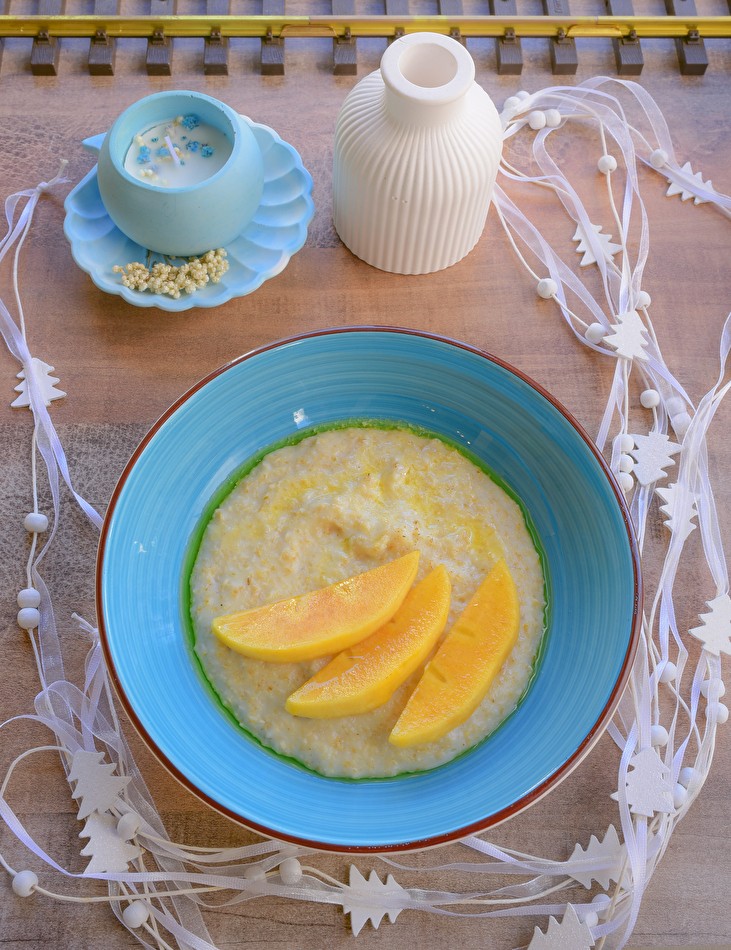 Овсяная каша со свежей хурмой