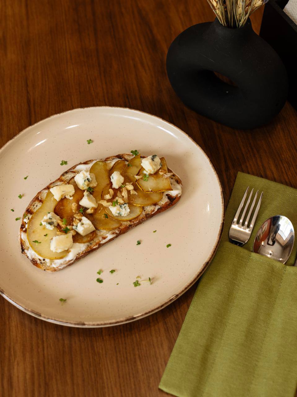 Брускетта с капамелизированной грушей и сыром с голубой плесенью 