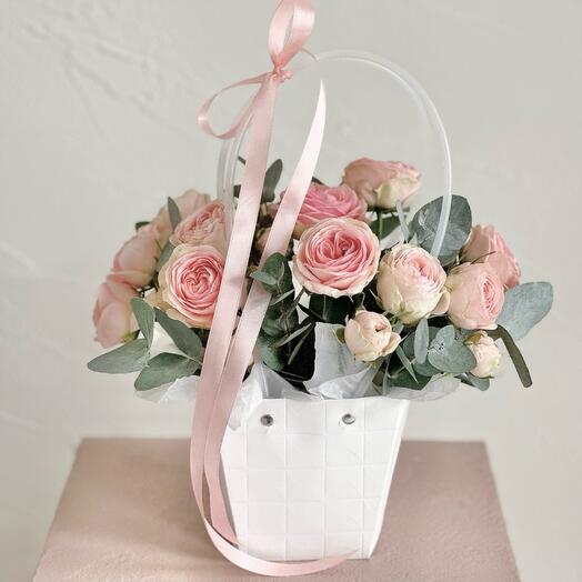 Композиция «Белоснежка» из кустовых роз и эвкалипта