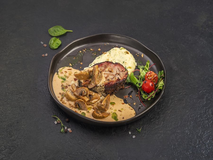 Кусочек мяса из смокера с картофелем