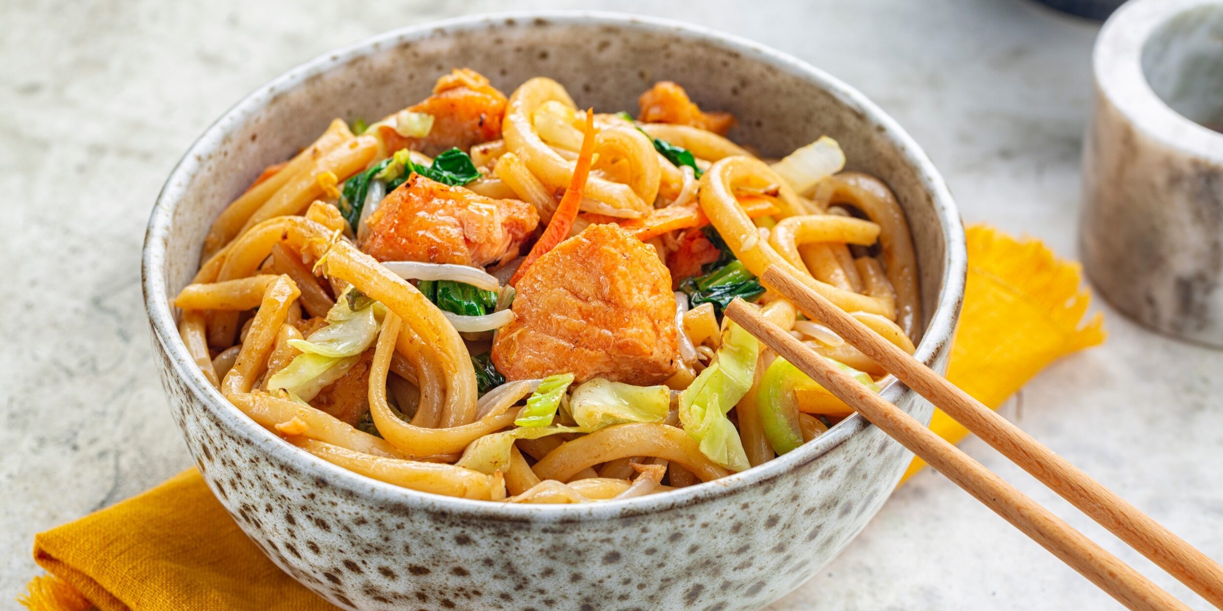 Лапша удон с лососем и соусом чили