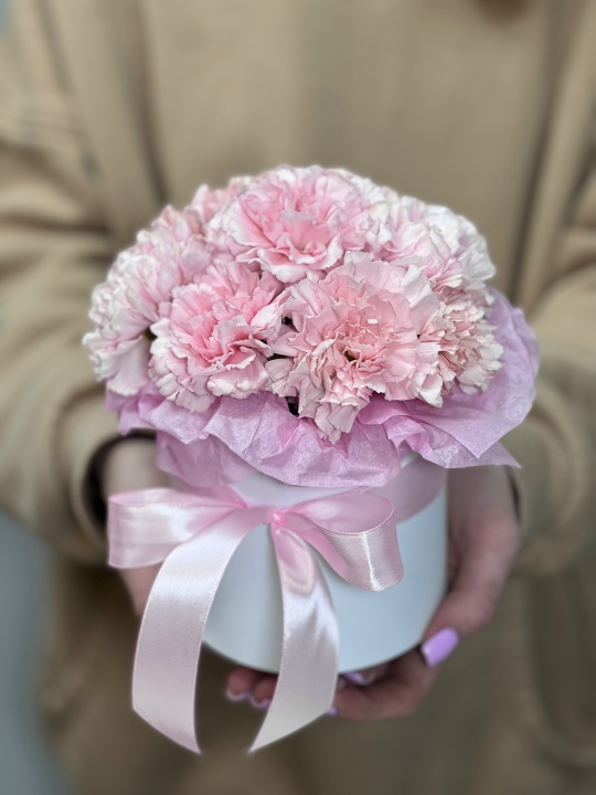 Коробочка с розовой гвоздикой