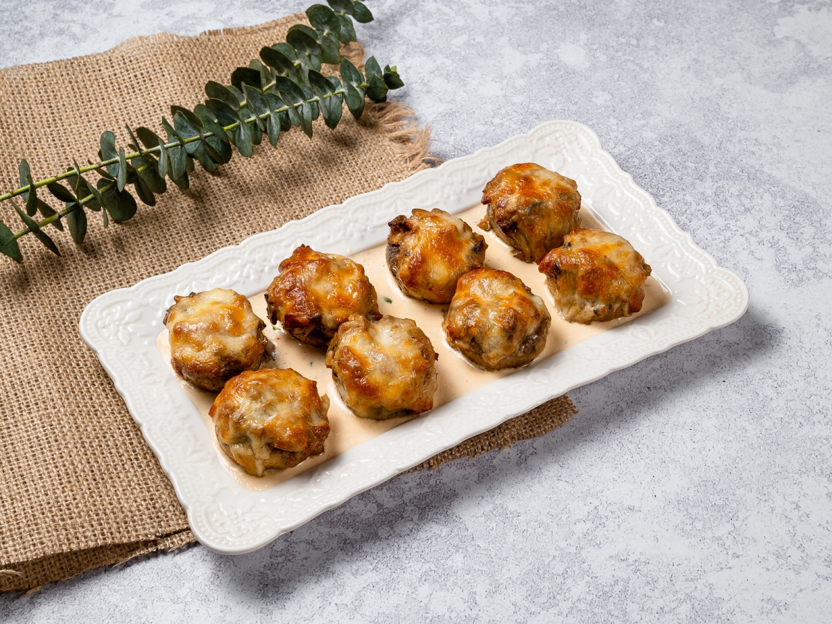 Шапочки шампиньонов с грибным жульеном и беконом