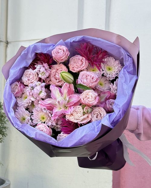 Букет из герберов, кустовых роз и лилии